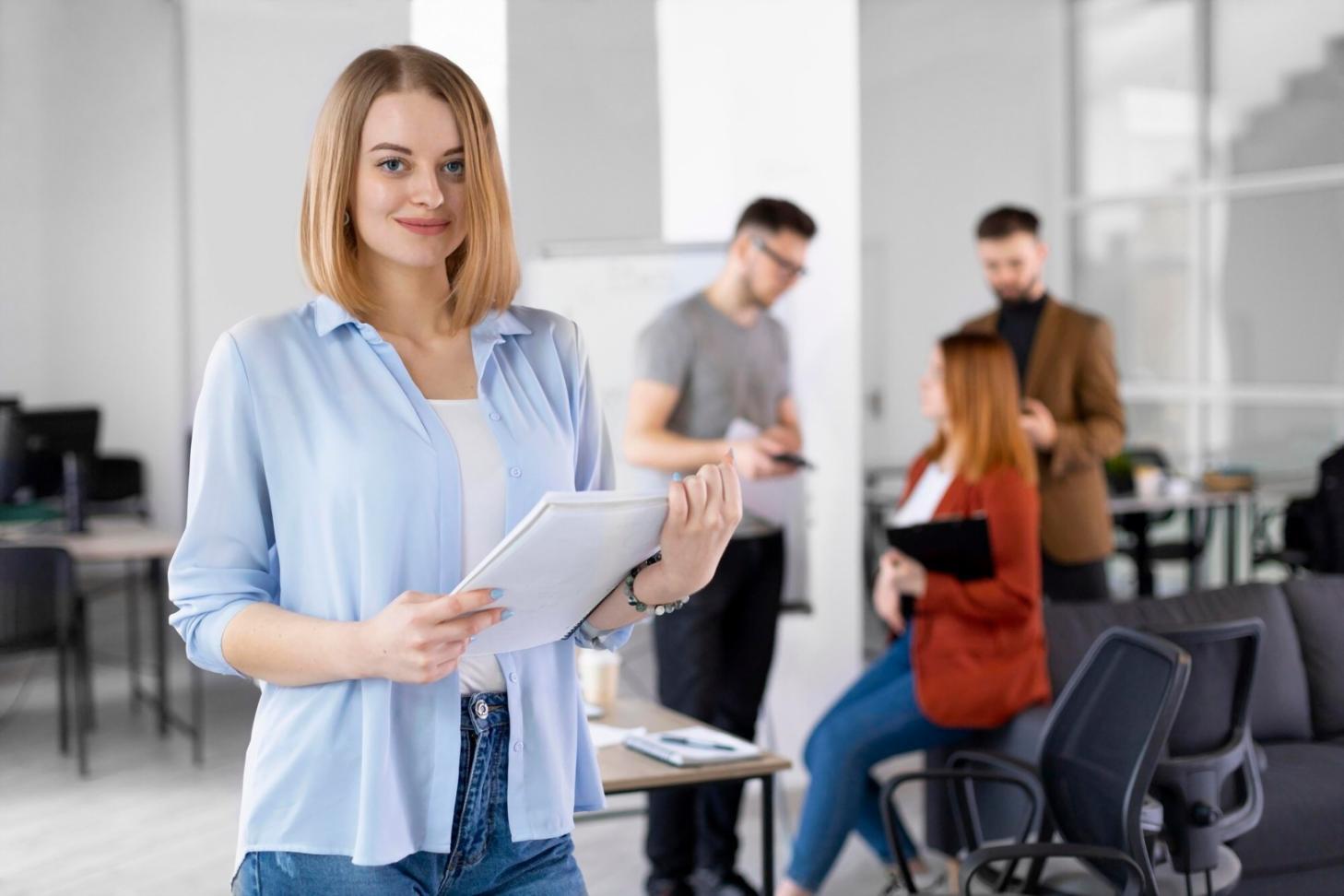 Équipe fondatrice de felroniquevosha travaillant sur les premiers concepts d'éducation financière